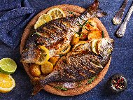Рецепта Печена риба ципура на скара с билки - мащерка, розмарин, див лук